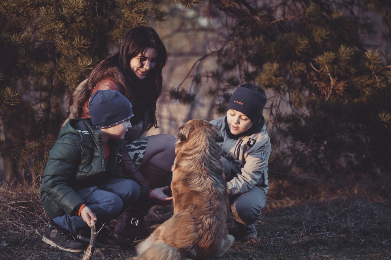 Familj tillsammans med sin hund